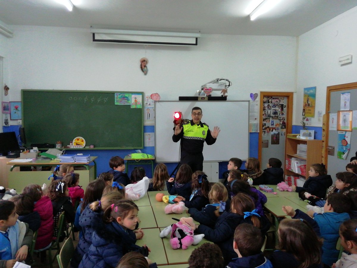 JuntaEx112's tweet photo. #Actividad_112 Charla sobre el Centro 1.1.2, Seguridad vial impartido por Técnico Sectorial de Policía Local @JuntaEx112, taller de Primeros Auxilios y Exposición de Medios con PMA @JuntaEx112 y Ambulancia de @CruzRojaEX #Asamblea_Merida en el Colegio @EscolapiaMerida https://t.co/KnDnJTgZju