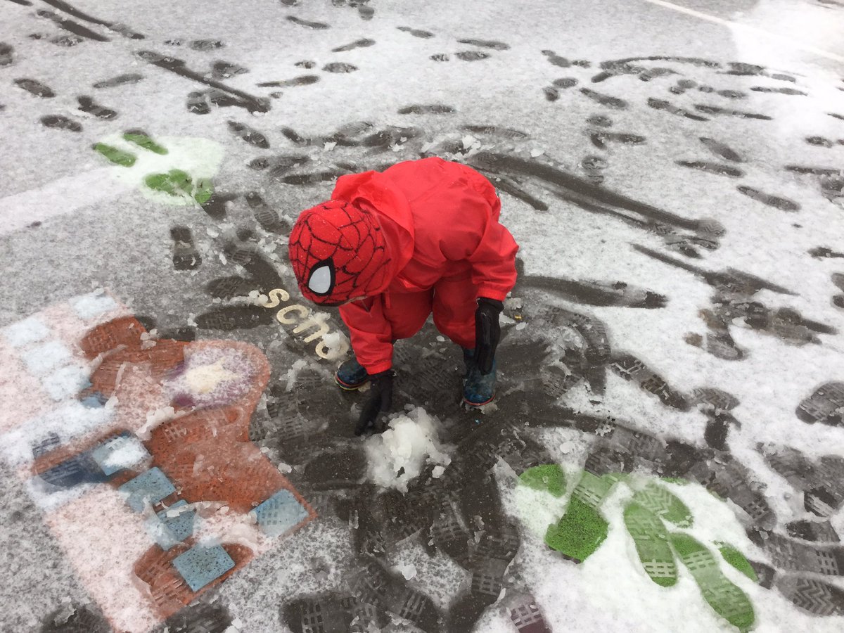 wcp_schoolEYFS's tweet photo. A very slushy snowman! 🌨❄️☃️⛄️ #winter #explore #senses #fun #snowday #wherearethepenguins https://t.co/7Fl2q72ZnV