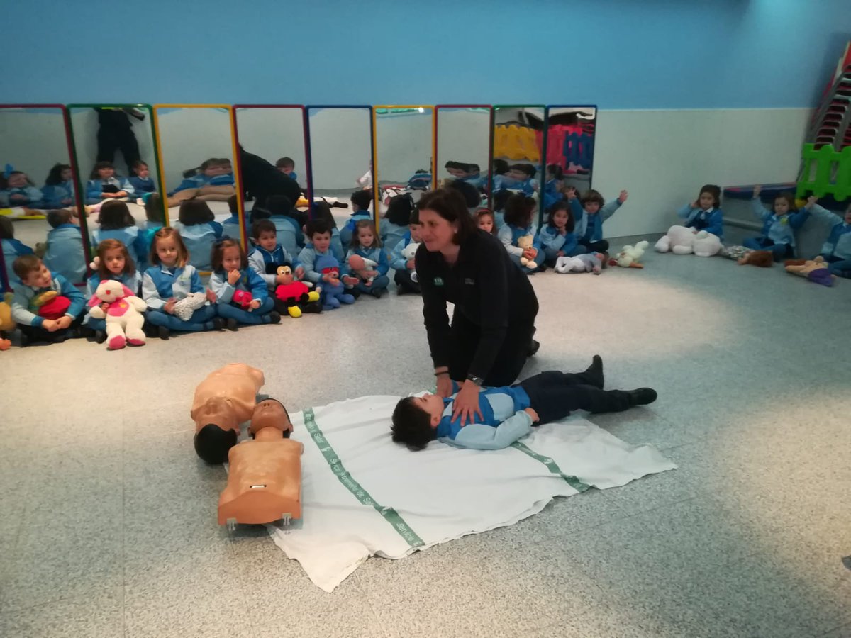 JuntaEx112's tweet photo. #Actividad_112 Charla sobre el Centro 1.1.2, Seguridad vial impartido por Técnico Sectorial de Policía Local @JuntaEx112, taller de Primeros Auxilios y Exposición de Medios con PMA @JuntaEx112 y Ambulancia de @CruzRojaEX #Asamblea_Merida en el Colegio @EscolapiaMerida https://t.co/KnDnJTgZju