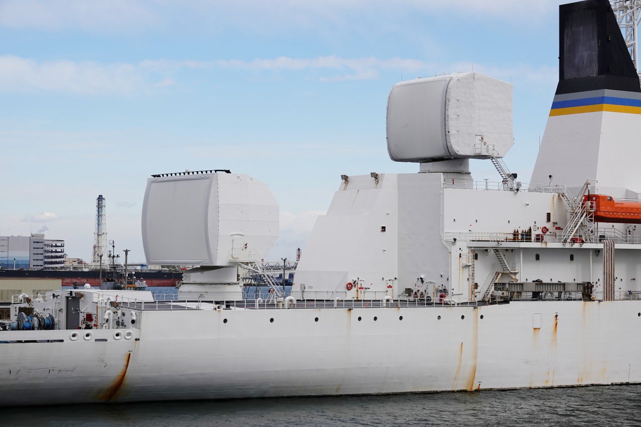 うみぎり 先週末の横浜ノースドックは米艦で賑やかでした 白い船は米海軍ミサイル追跡艦 ハワード O ローレンツェン 12年竣工で軍事海上輸送コマンドに所属しています 世界的に見れば超レア船ですが 横浜ではお馴染みですね 土曜日撮影