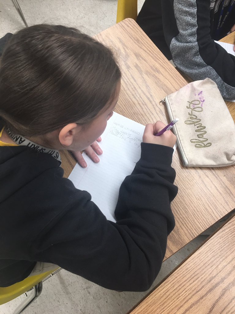 glades_gators's tweet image. Gators describe and connect to characters from literature.🐊 #gladesgators #literacyweek #characterdescription