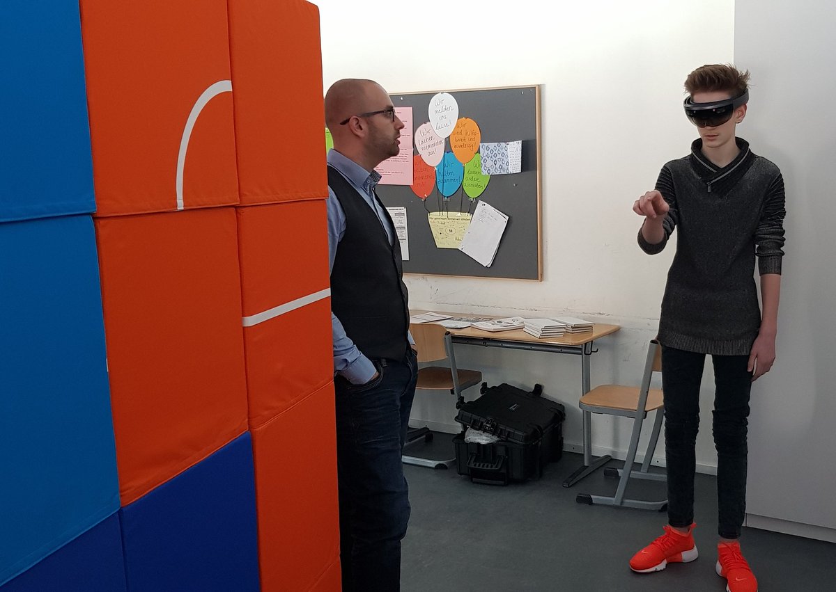 Vom Klassenraum ins Weltall mit der #HoloLens bei der #Gaudi19.