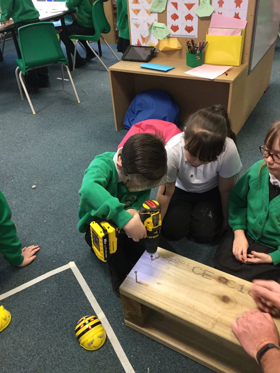 CaldiPrimary's tweet photo. Constructing our second raised bed #usingtoolssafely https://t.co/ilaQD8yHhw