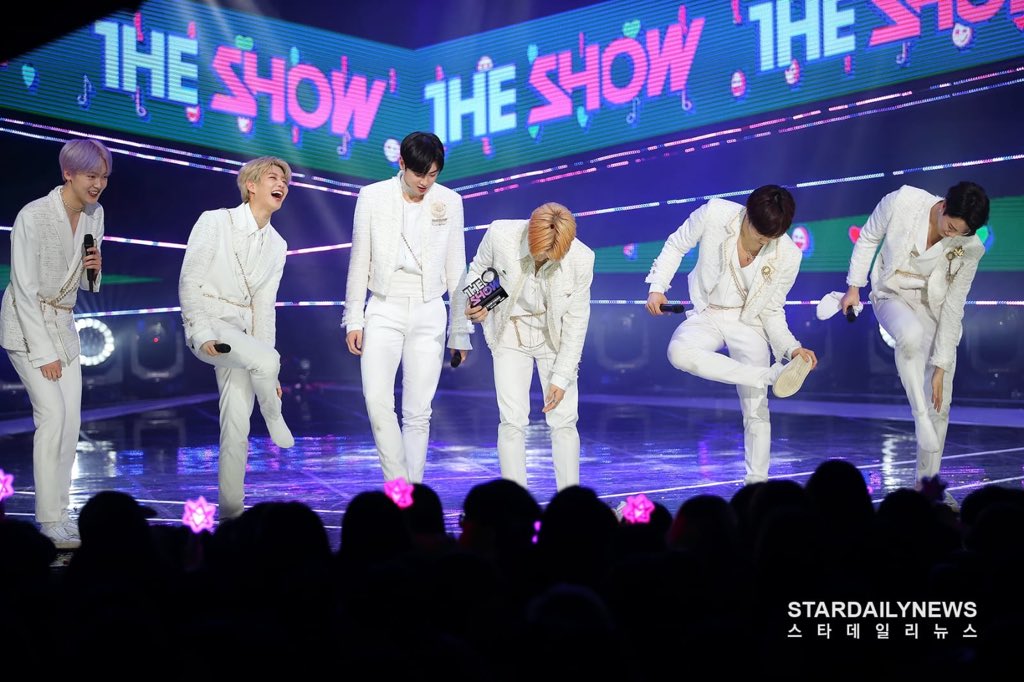 offclASTRO_6's tweet photo. [NEWS PIC] 190129 SBS MTV The Show - #아스트로 #ASTRO1stWin https://t.co/2wGBs1FbXm