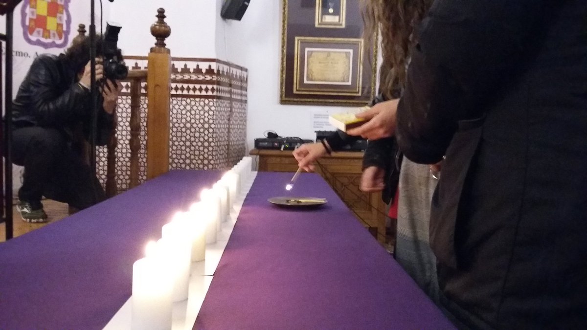 #Holocausto encendido de velas en Jaén en memoria de las miles de víctimas gitanas en el exterminio nazi. #AyuntamientodeJaen
