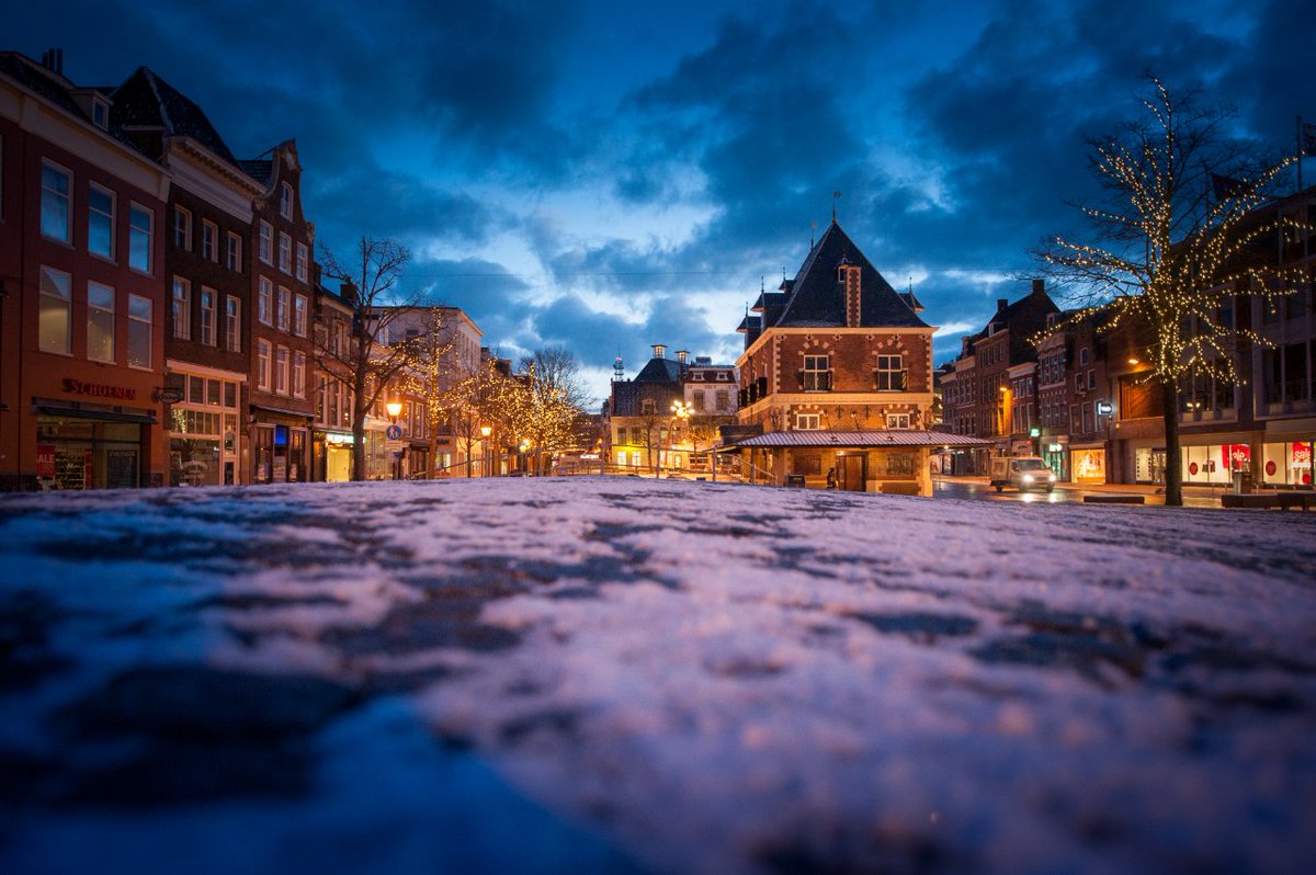 Gemeente_Lwd's tweet image. Het @KNMI verwacht dat er morgenavond weer #sneeuw valt. Tip: Als je voor het sneeuwt strooit met #zout of zand, heb je daar later profijt van. Je veegt, loopt of rijdt de sneeuw eenvoudiger weg doordat het slecht hecht aan de ondergrond.