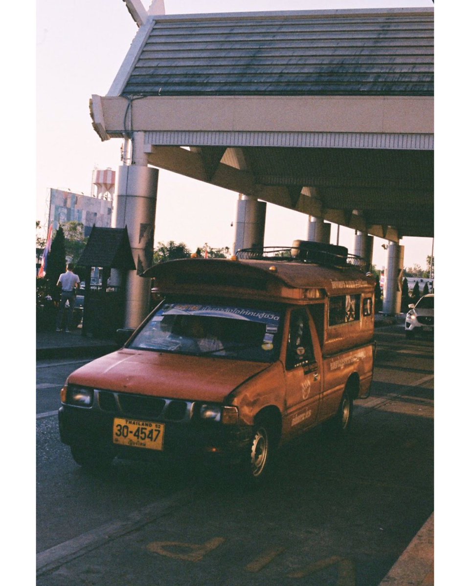 balam_bamm's tweet photo. ไปเชียงใหม่จ้าวว 🥰
#om1 #olympusphotography #olympus #colorplus200 #filmphotography #35mm #dayandnight #filmcamera #isryfilm #isry #cnx #cnxtrip #unseenthailand #ReviewThailand #เชียงใหม่ #รถเหลือง https://t.co/ngwYXA5wOw