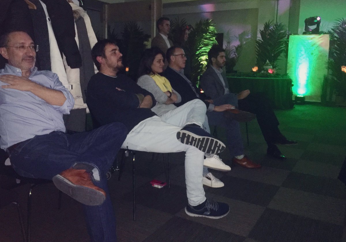 Tanto el equipo comercial, de marketing, producto como el propio director de #LePlan están muy atentos a la presentación. Muchas novedades y eventos especiales nos esperan en <a href="/DisneylandParis/">Disneyland Paris</a> #Embajadores40