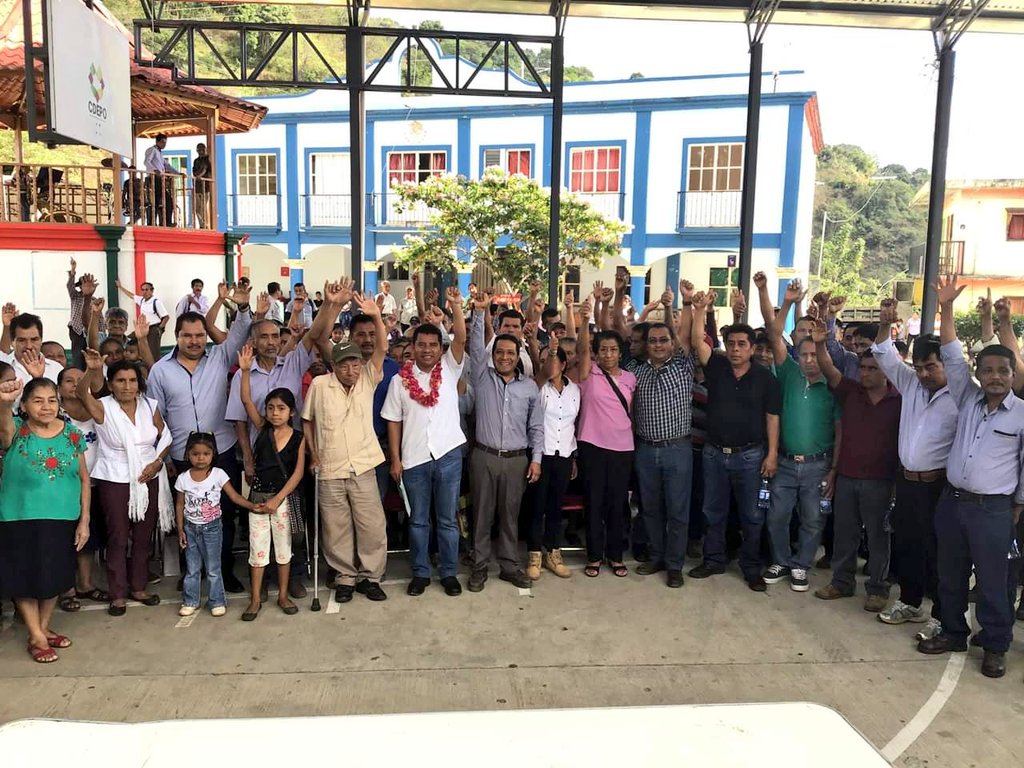 DanielGOaxaca's tweet photo. Agradezco el cálido recibimiento que nos dieron en San Mateo Piñas #Pochutla #Oaxaca, donde anunciamos la pavimentación del camino que conduce a la cabecera municipal, esto con el objetivo de mejorar las condiciones de vida de los habitantes de esta comunidad.

#JuntosPorOaxaca https://t.co/pYaw6ySmnJ