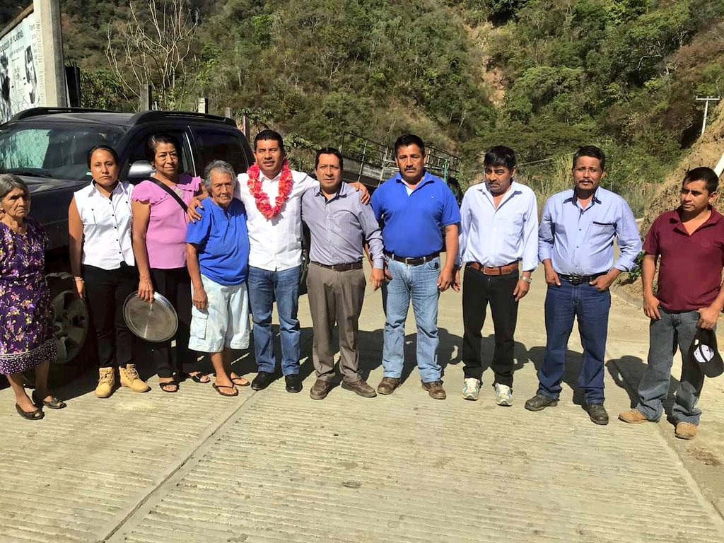 DanielGOaxaca's tweet photo. Agradezco el cálido recibimiento que nos dieron en San Mateo Piñas #Pochutla #Oaxaca, donde anunciamos la pavimentación del camino que conduce a la cabecera municipal, esto con el objetivo de mejorar las condiciones de vida de los habitantes de esta comunidad.

#JuntosPorOaxaca https://t.co/pYaw6ySmnJ
