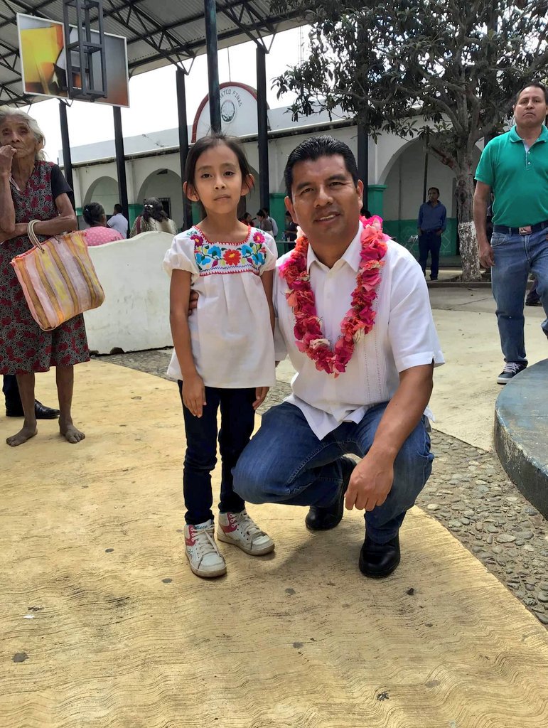 DanielGOaxaca's tweet photo. Agradezco el cálido recibimiento que nos dieron en San Mateo Piñas #Pochutla #Oaxaca, donde anunciamos la pavimentación del camino que conduce a la cabecera municipal, esto con el objetivo de mejorar las condiciones de vida de los habitantes de esta comunidad.

#JuntosPorOaxaca https://t.co/pYaw6ySmnJ