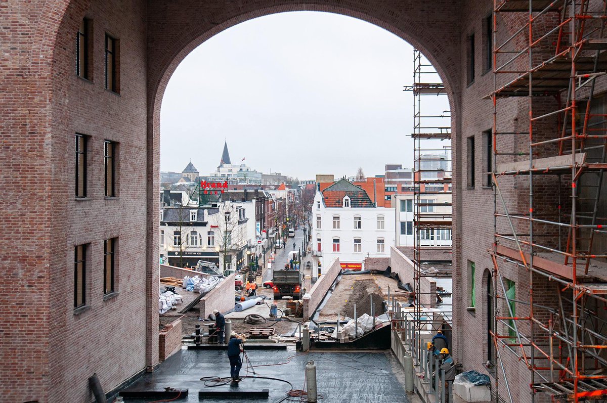 In augustus dit jaar gaat het nieuwe station open op de plaat. Als je dan richting Saroleastraat loopt, loop je onder deze hoge boog door en zie je de leegstand in de stad...welkom in Heerlen!