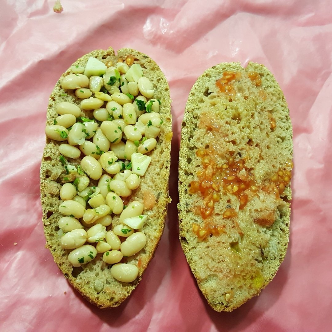 JulioBasulto_DN's tweet photo. Est�� mañana, nuestra maravillosa hija Ana (en Instagram: @ana.basulto.ayllon) se ha llevado para almorzar en el instituto el bocadillo que aparece en la foto: pan integral sin sal con judías blancas salteadas con ajo y perejil (que sobraron de la comida de ayer)...
Sigue ⤵️ https://t.co/MlpS8cyTw3