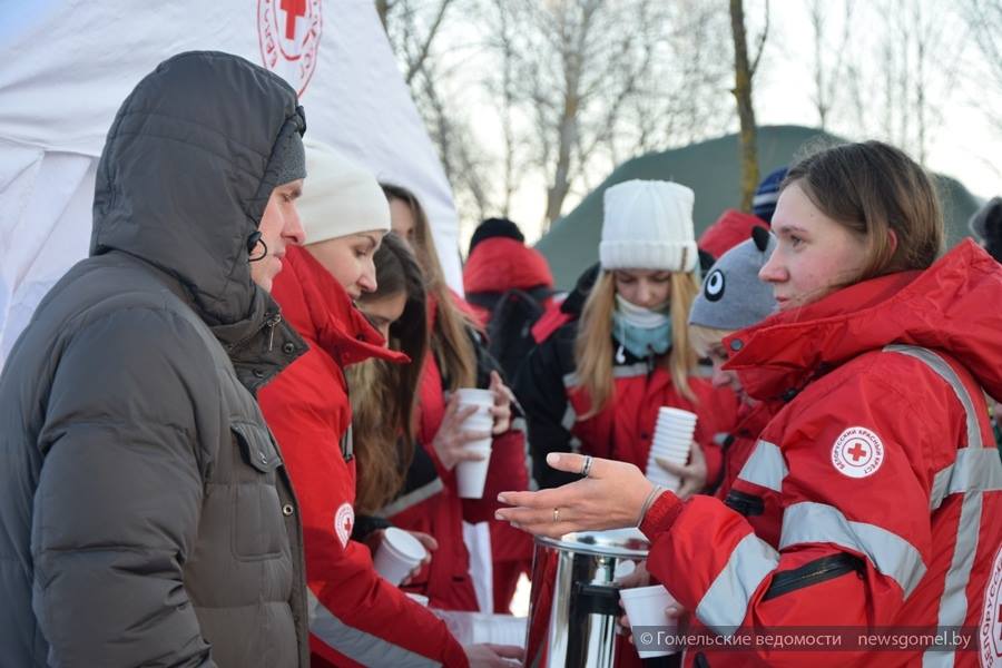 IFRC_Europe's tweet photo. ☃️As temperatures plummet to -20 degrees Celsius in some regions of #Belarus, #RedCross volunteers are providing hot tea and warm tents for people at frequent places and public events. https://t.co/ytP4PWwYp9