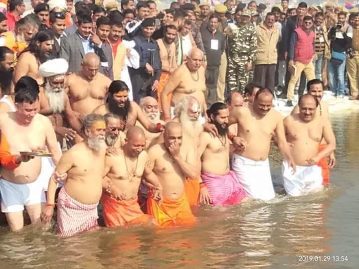 TigerRajaSingh's tweet image. माननीय मुख्यमंत्री श्री योगी आदित्यनाथ जी ने प्रयागराज में मंत्रिपरिषद् के सदस्यों के साथ कुम्भ में स्नान किया।
हर हर गंगे।
#Prayagraj #KumbhaMela2019