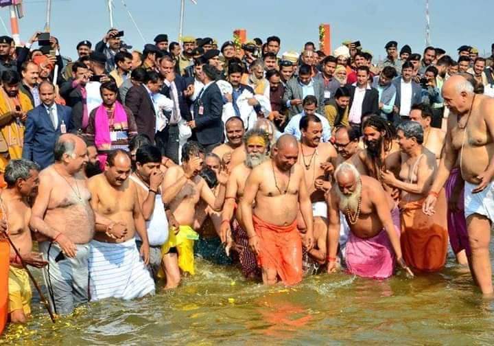 TigerRajaSingh's tweet image. माननीय मुख्यमंत्री श्री योगी आदित्यनाथ जी ने प्रयागराज में मंत्रिपरिषद् के सदस्यों के साथ कुम्भ में स्नान किया।
हर हर गंगे।
#Prayagraj #KumbhaMela2019