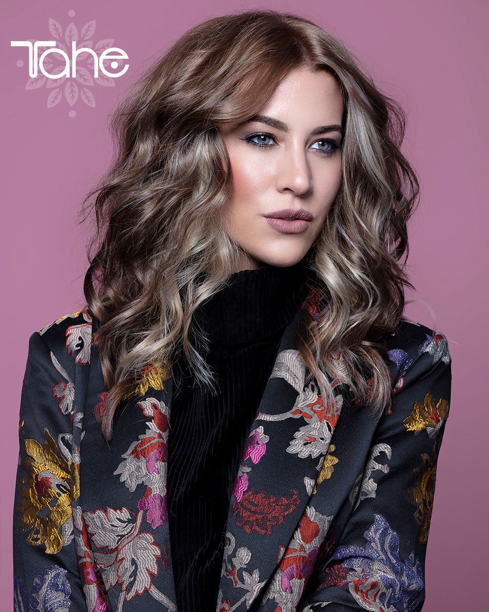 taheoficial's tweet photo. NEW AGE COLLECTION - EVE. Sofisticada media melena con técnica ✂️ "contourting" en degradado y mechón en V de frente a nuca matizado con #LumiereExpress para romper el color base. Mismo corte, dos estilos diferentes #NewAgeCollection #Tahe #hairartist #hairtrends https://t.co/iCGRqkhQKs