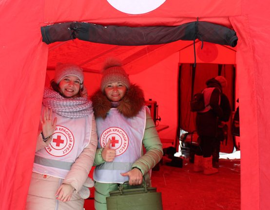 IFRC_Europe's tweet photo. ☃️As temperatures plummet to -20 degrees Celsius in some regions of #Belarus, #RedCross volunteers are providing hot tea and warm tents for people at frequent places and public events. https://t.co/ytP4PWwYp9