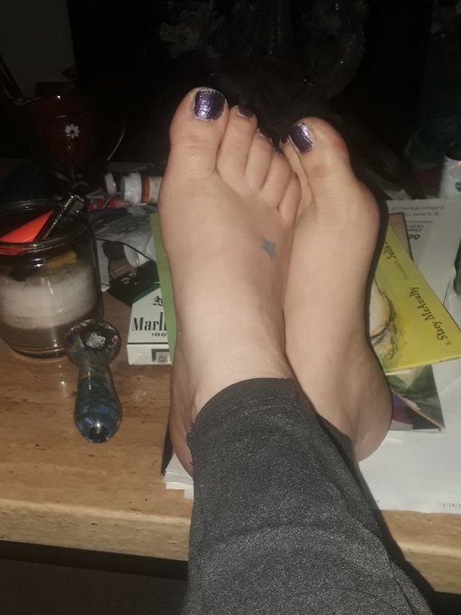 1 pic. Where are the good little #footslave at? #findom #paypig #financialdomination #findomme @RTL0SER