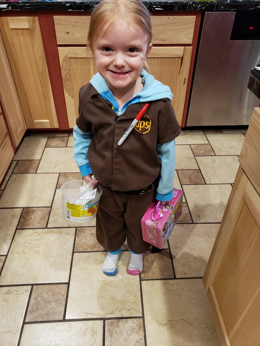 UpsWadena's tweet photo. This morning my daughter really wanted to come help me at work but luckily we convinced her she needed to be at home to receive our package this morning! #futureupser https://t.co/DbSK0aS1Sw