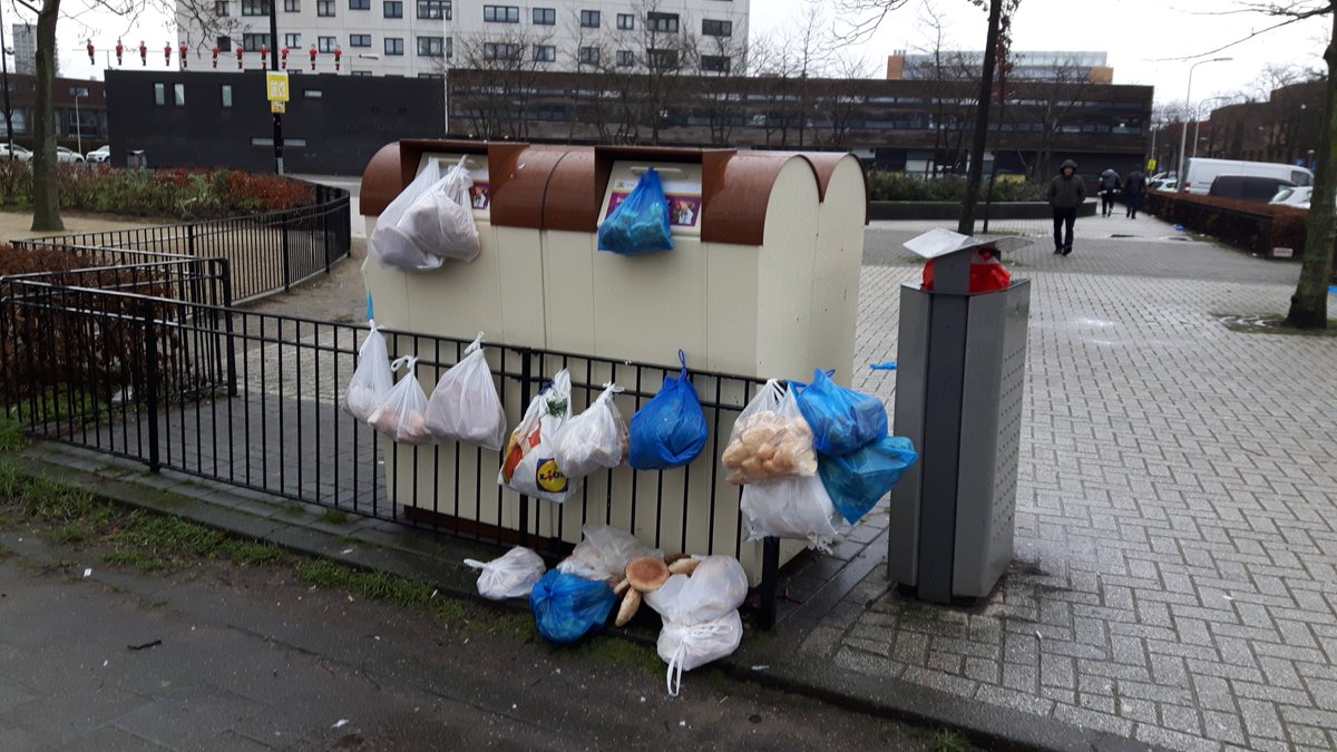 BP_GHM's tweet photo. De #broodcontainer geplaatst om te veel brood te kunnen afvoeren de foto 1 laat zien hoe het nu is terwijl de folder de echte bedoeling laat zien. Helaas zijn de ideeen goed maar de uitvoering door mensen laat te wensen over. https://t.co/Rdp0rvH6VW