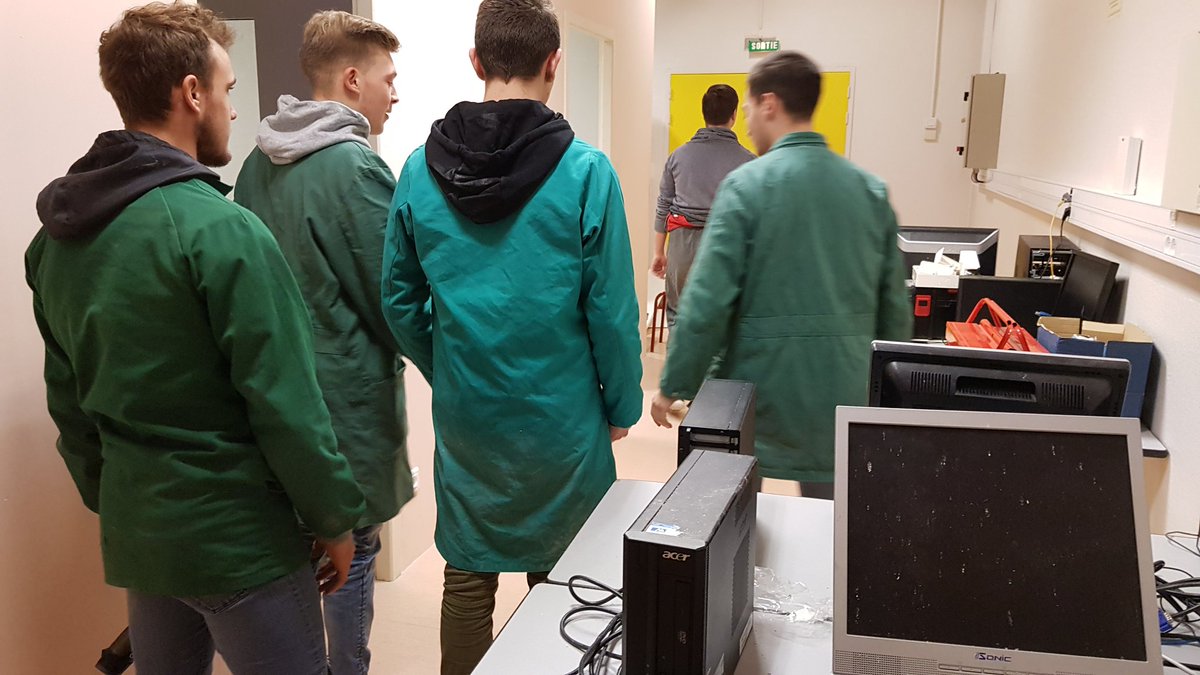 fumelec's tweet photo. #bacpromelec Rénovation d'une installation pr la rendre connectée avec #Netatmo #legrand Léo Alexandre Matéo Yann Tino sont à la manoeuvre https://t.co/YQzFFgrhTa