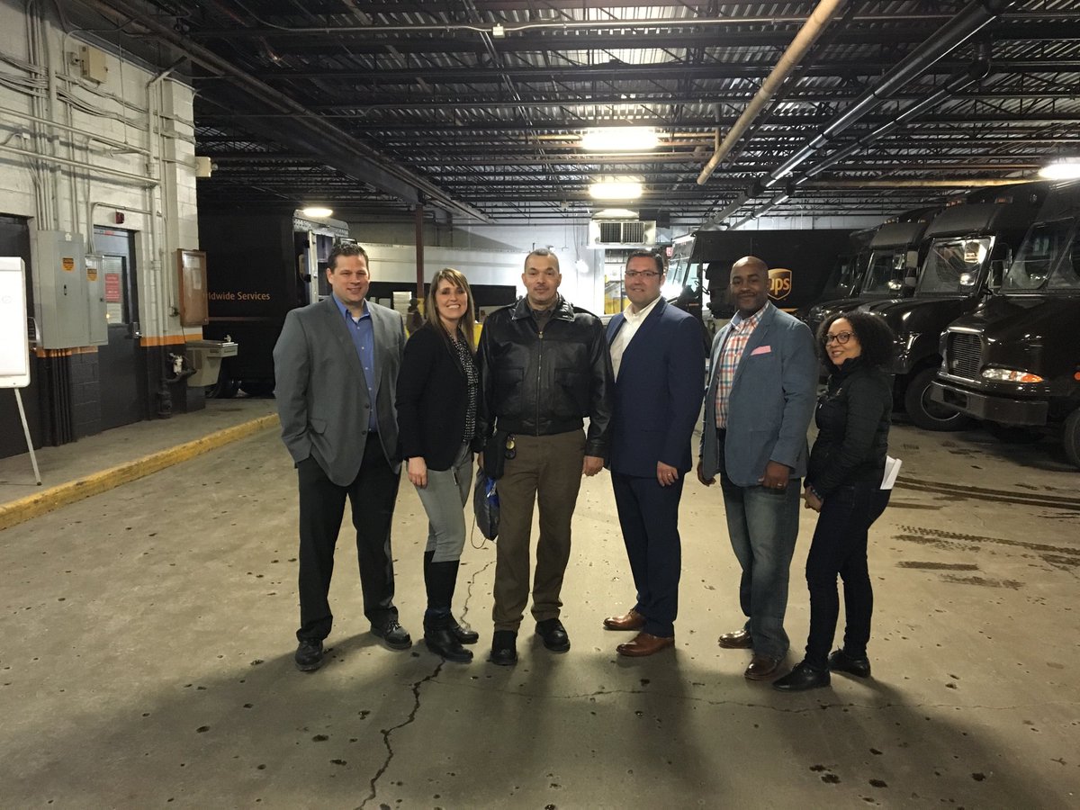 Welcoming our newest Circle of Honor member, Mr. Billie Shuh, to UPS’s most elite class of drivers on the eve of one of the coldest days in the history of Michigan! ⁦<a href="/UPSGLNORTH/">UPS@GLNORTH</a>⁩ ⁦<a href="/Mark_L_Smith/">Mark Lawrence Smith</a>⁩ ⁦<a href="/RyanMervyn/">Ryan Mervyn</a>⁩ @ups ⁦<a href="/Shellab1Shellie/">Shellie Shellabarger</a>⁩