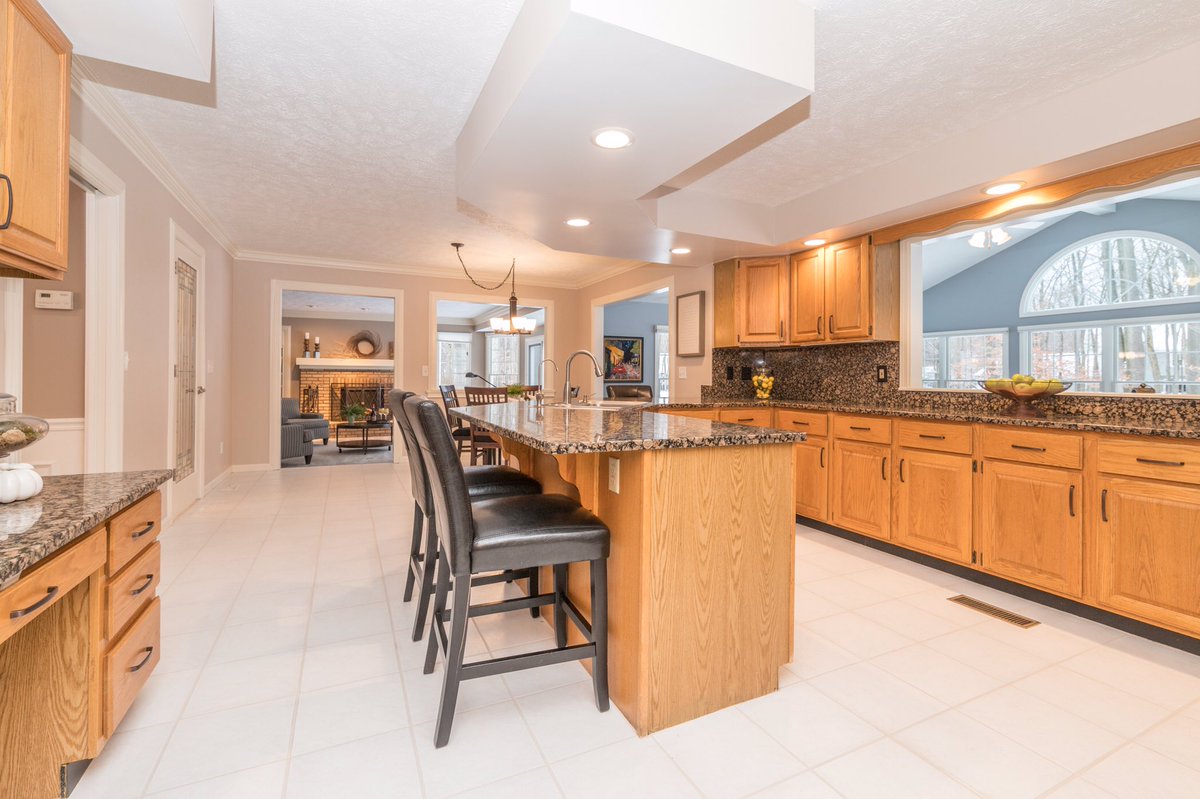picturemehomeOH's tweet photo. Spacious floor plan in this South Russell home. 1st floor master, w/option of second floor master, family room w/walls of windows &amp; located in Chagrin falls schools. #realestate #realestatephotography #southrussell #chagrinfalls #firstfloormaster #colonial #moverightin https://t.co/uURQ1RXCMp
