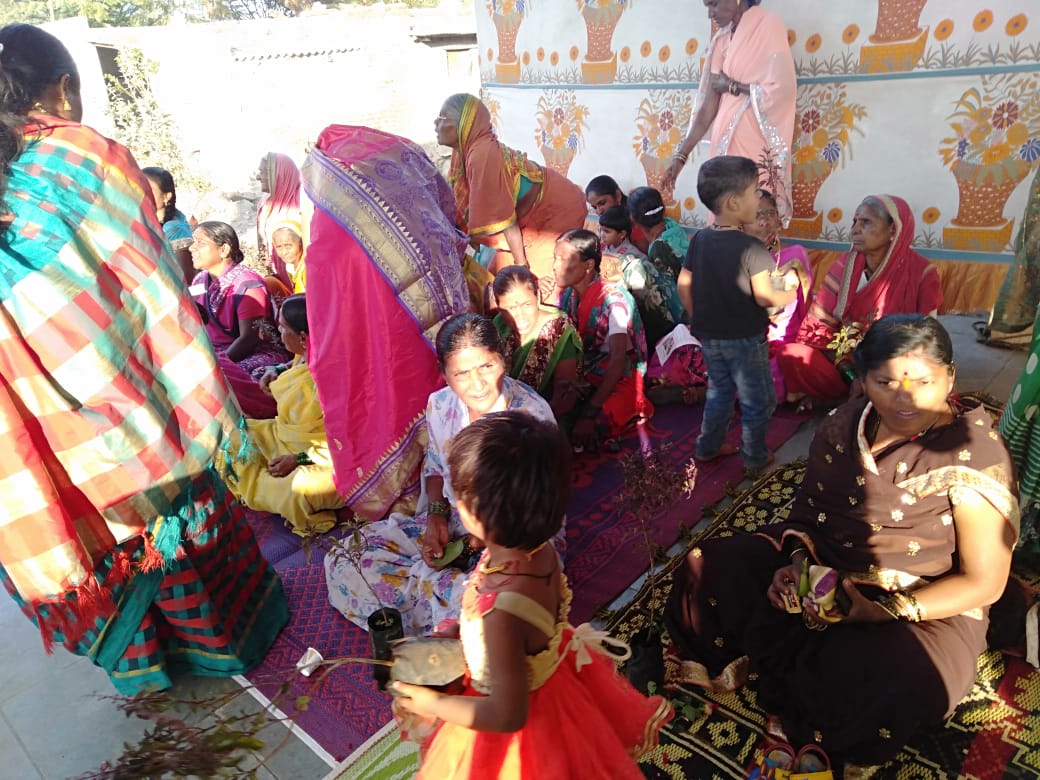 madhuri66049174's tweet image. #संत गोरोबा काका महीला बचत गट. ,#श्रीहरी महीला बचत गट व तनिष्का गृप कांबळेश्वर यांच्या वतीने हळदी कुंकू कार्यक्रम आयोजित करण्यात आला होता. या कार्यक्रमात #ह.भ.प रूचिता ताई कुंभार यांनी बाल संस्कार व भारतीय संस्कृती या विषयावर महिलांना मार्गदर्शन केले.