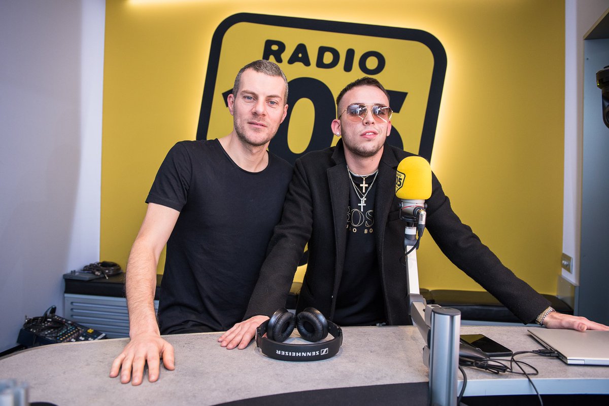 Avevamo #1000domande per @VegasJonesPage...
Così l'abbiamo invitato a <a href="/105MiCasa/">105 Mi Casa</a> 😎
ɴᴏᴡ ᴏɴ ᴀɪʀ con <a href="/MaxBrigante/">Max Brigante</a>
 😏
▶ bit.ly/DirettaRadio105
#VegasJones