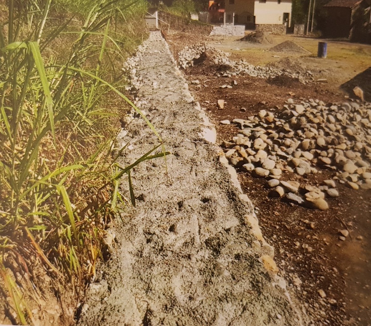 BolivarOnce's tweet photo. En La Higuera el cambio se nota.  
* Mantenimiento de casa comunal
* Recapeo, construcción de graderíos y cerramiento en cancha de uso múltiple y más obras.
#ObrasyProgreso para El Cabo, un paraíso para vivir https://t.co/qL58ihLKLB