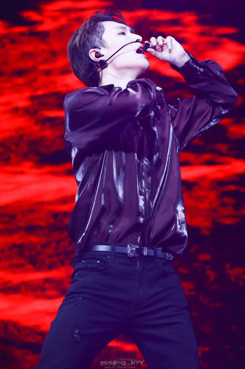 ZYXLAYMAMA's tweet image. [PIC]190120 Lay - Samsung Concert in Shanghai (Cr: IssingJoy)  3 #GalaxyA8s #LayXSamsung
 #LayZhang #อี้ชิง #Yixing