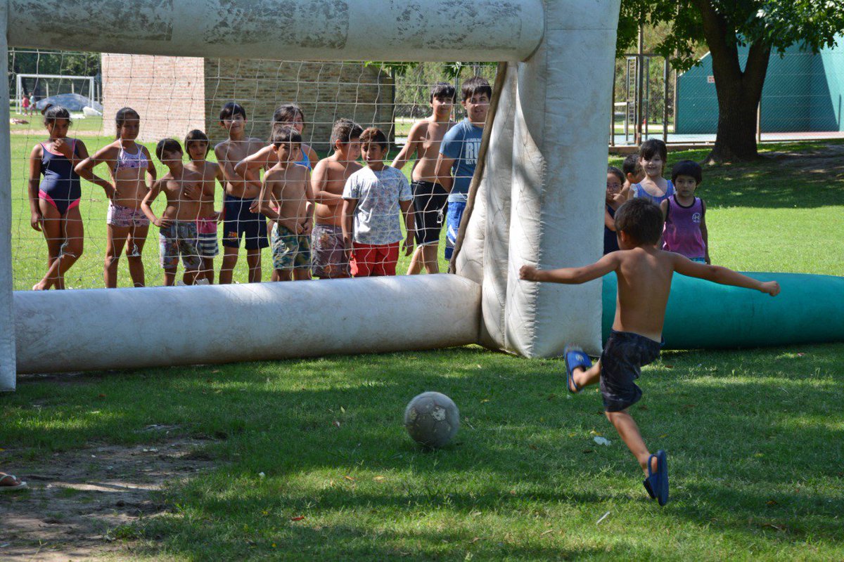 ArecoArraigo's tweet photo. 🤽♀️⚽ ¡Se despiden las colonias de verano!
Los chicos y las chicas disfrutaron de un mes de juegos, deporte y pileta en el #ClubRiver y las sedes de #SanAntonioDeAreco, #Duggan y #VillaLía https://t.co/V2erOOoDTs