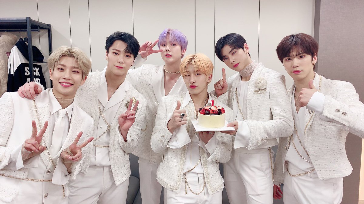 pukey_jj's tweet photo. ดีใจกว่าการที่น้องได้รางวัล ก็คือการที่มีคนรู้จัก #ASTRO ทั้งวง ไม่ใช่แค่ #CHAEUNWOO คนเดียว เพราะที่อึนอูทำงานหนักมาตลอดก็เพื่อสิ่งนี้ เพื่อที่จะให้ทุกคนได้รู้จักวงของเขามากขึ้น ทำได้แล้วนะ ทุกคนรู้จักเมมเบอของนายแล้ว ความสำเร็จที่มีเมมเบออยู่ด้วยมันดีมากเลยใช่มั้ย #ASTRO1stWin https://t.co/4AXRuGOHkr
