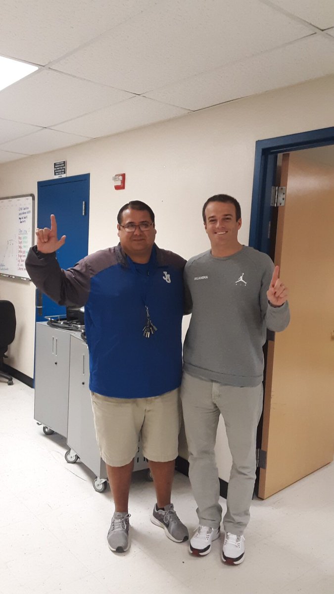 JayMustangFB's tweet photo. Thanks to @CoachSBeamer from Oklahoma for stopping by Jay this morning! #GY6 #Boomer #2Loops https://t.co/j8IR2apAzp
