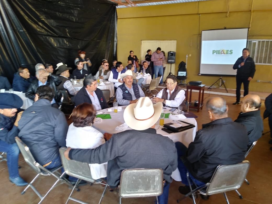 SAGARHPASonora's tweet photo. El Secretario de la Sagarhpa, Jorge Guzmán, en la Reunión del Sector Agroalimentario de Sonora con representantes de la Comisión de Agricultura, que preside en la Cámara de Diputados, Eraclio Rodríguez.
Donde se abordaron temas de interés para el sector. https://t.co/aA5A29Jpu3