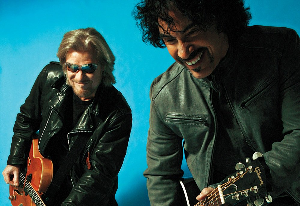 CNNChile's tweet photo. Un dúo clásico de los 80 debuta en Chile: Hall &amp; Oates confirma show en el Movistar Arena https://t.co/uSZLu7Lh8m #NuevoDíaCNN https://t.co/RHYkjfqSrP
