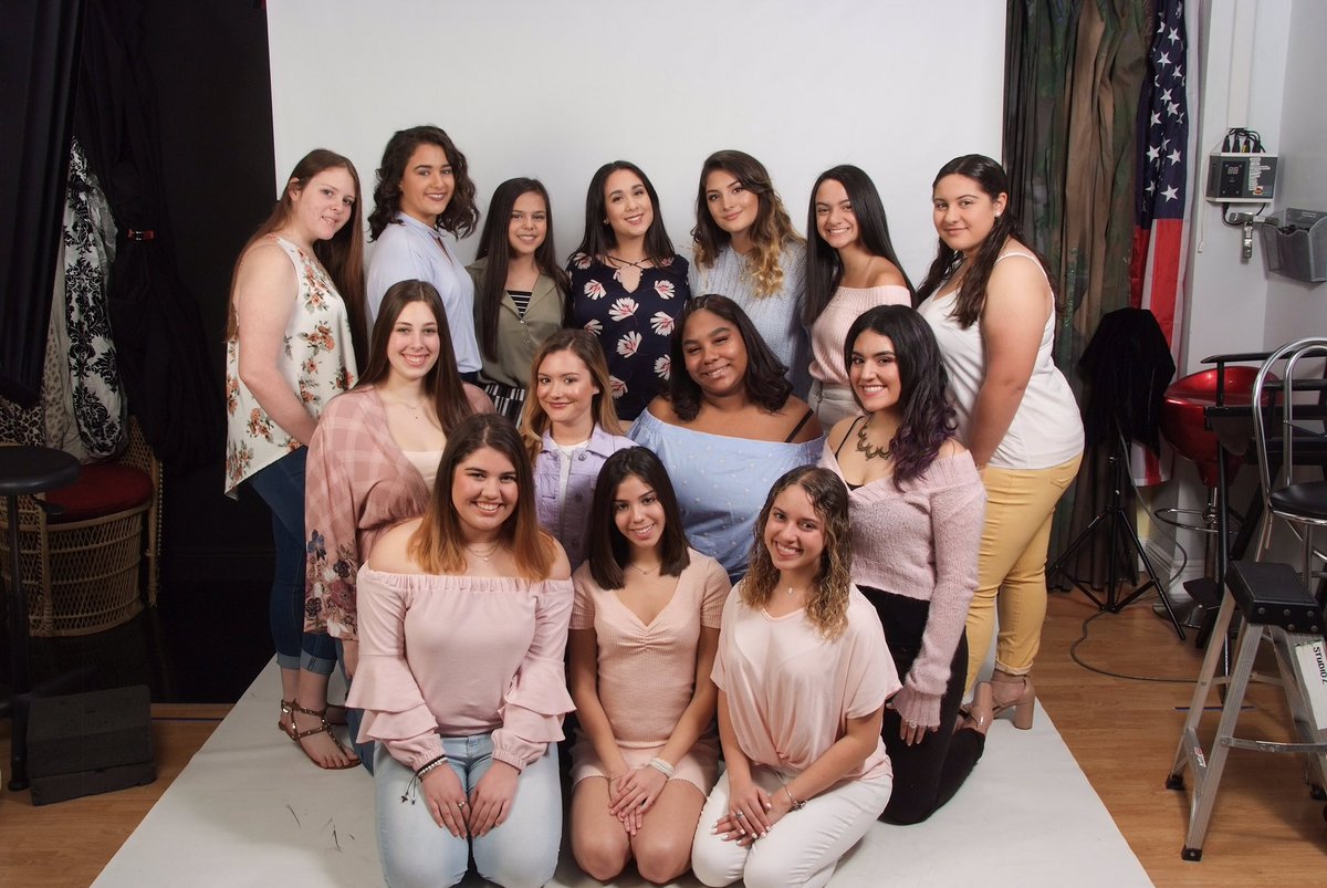 BGHSInspiration's tweet photo. Your 2018-2019 yearbook staff! Make sure to buy your yearbook for $70 before prices go up :) 💜 https://t.co/pufXR3ZAhz
