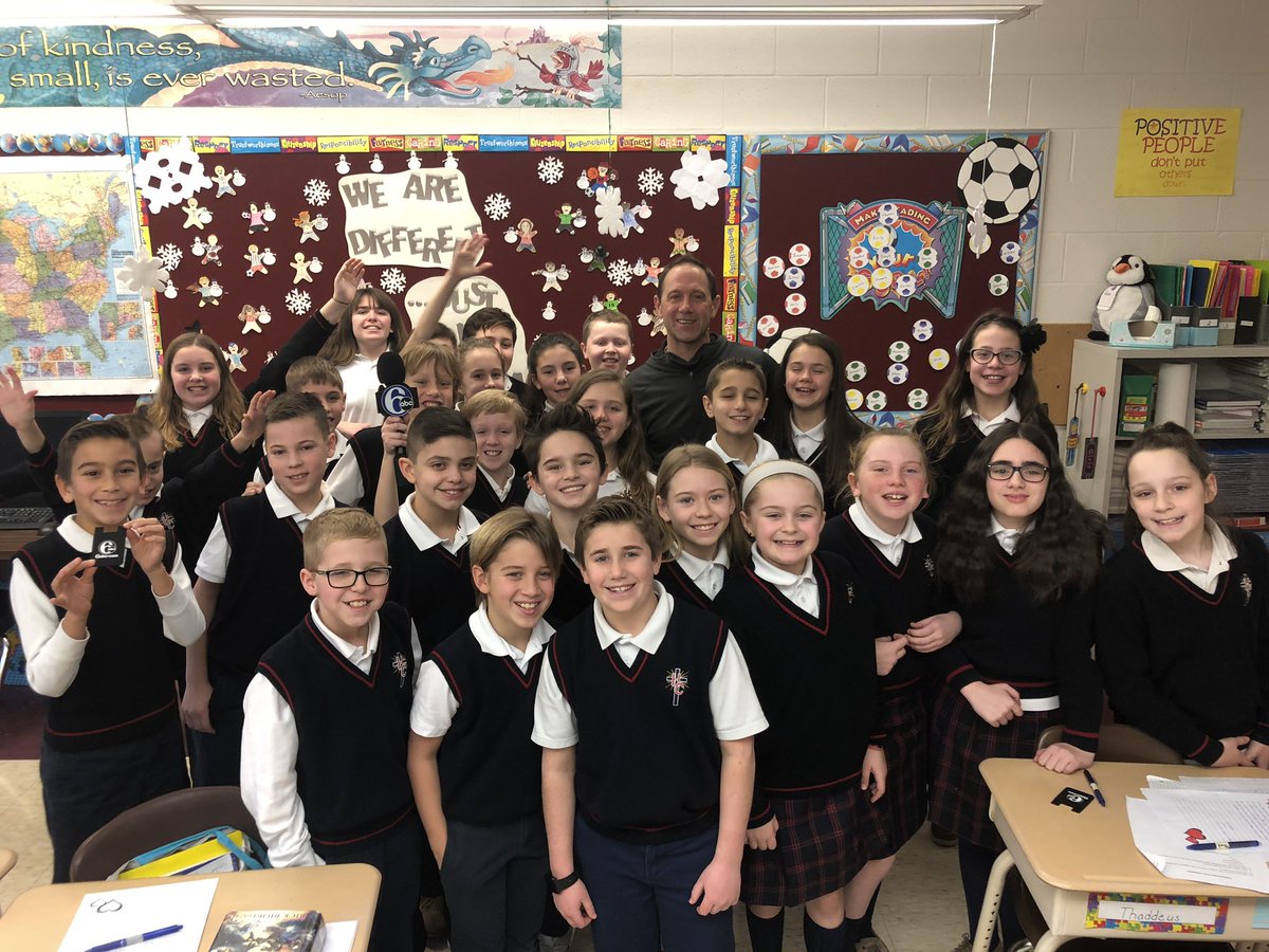Michinok's tweet image. Thank you @Holy_Cross_Reg and Mrs. Joel’s 5th grade class for inviting @6abc to your classroom.