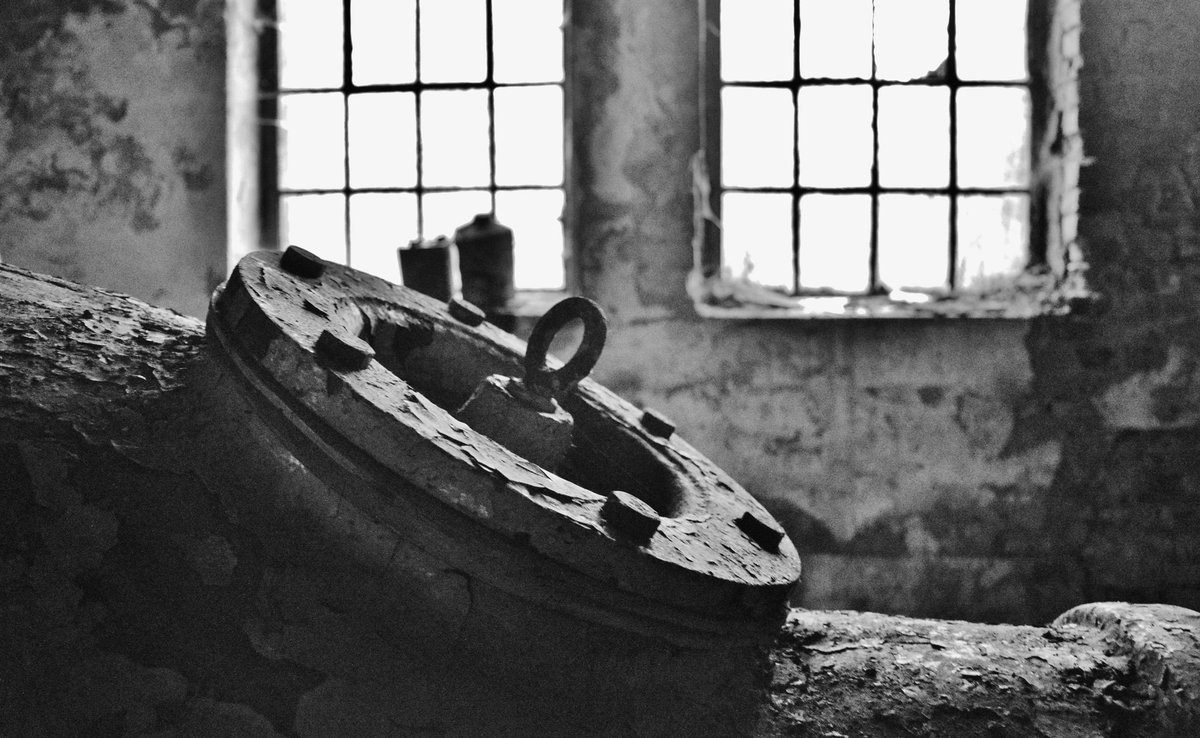 CrYzZ_'s tweet photo. Auf unserer #Tour durch die beiden #LostPlaces habe ich natürlich auch #Fotos gemacht. Wie gesagt, es waren #Fabrikhallen, bis vor kurzem noch #alarmgesichert, inzwischen #verlassen, doch es sind nur noch einige #rostige alte #Maschinen bzw. Maschinenteile und #Schrott drin. https://t.co/RHbvzZj8Qh