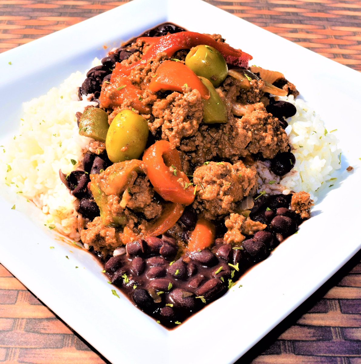 WEEK 3: "Picadillo" Small House Plate Lunch Special.
A Cuban classic, slow cooked seasoned ground beef blended with Spanish tomato sauce, chopped onions and peppers. Dine in - Delivery - Catering