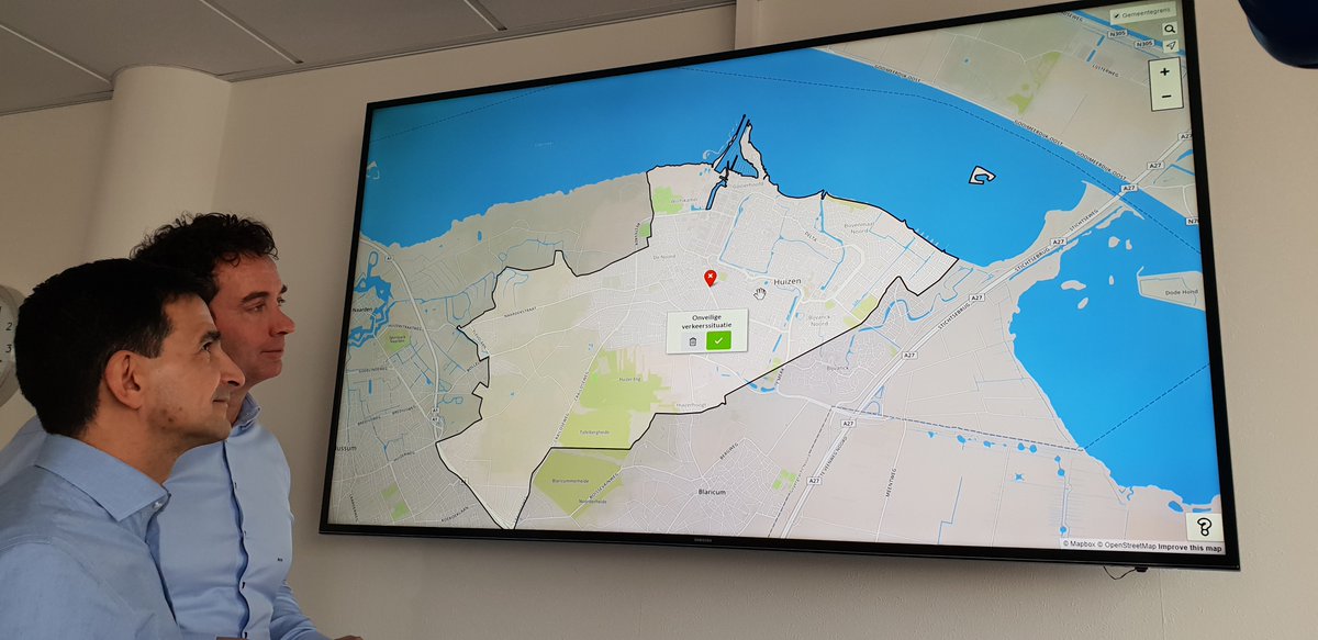 Verkeersonderzoek Huizen gestart! Wethouders <a href="/RolandBoom/">Roland Boom</a> en @mwhoelscher gaven vandaag het startsein. Iedereen kan meedoen. Wijs op de kaart aan waar het beter kan: huizen.nl/onderzoek #maptionnaire