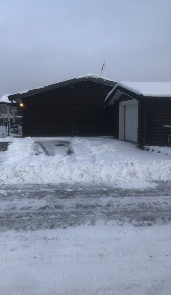 Kul när man kommer hem från jobbet och kommunen har plogat gatan framför uppfarten. #lidköpingskommun bra jobbat!
