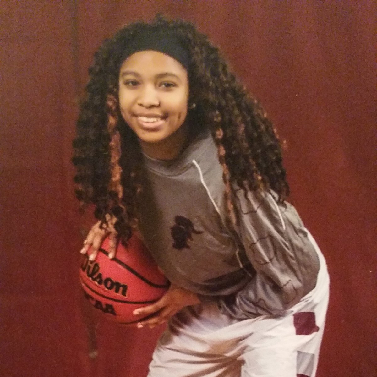SPbymbrown's tweet photo. Its senior night for my baby girl @13Daizjah!! It seems just like yesterday that she started on this journey!! Its bitter sweet but I'm so proud of her!! So if you see me shed a tear know they are tears of joy!!! ๐๐๐๐ #shenotdoneyet #TDHSGBB #Daiwears10 #senior2019 @3plusJB https://t.co/76TSAgZces