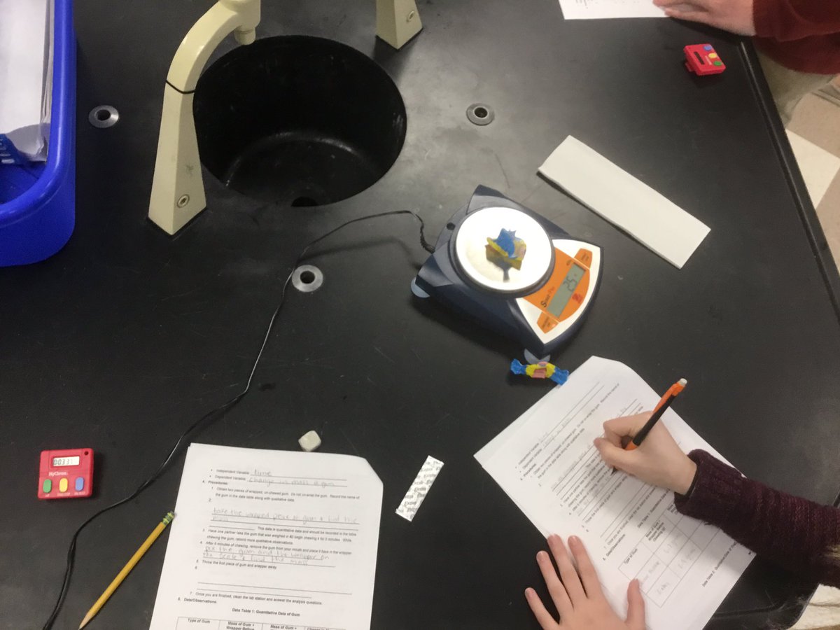 awgtis's tweet image. Science is fun! Mrs. Pardue’s class enjoys finding the change of mass and comparing the two types of bubble gum. #Lexgocats @LHSWildcatsLex1 #onlytimegumispermitted