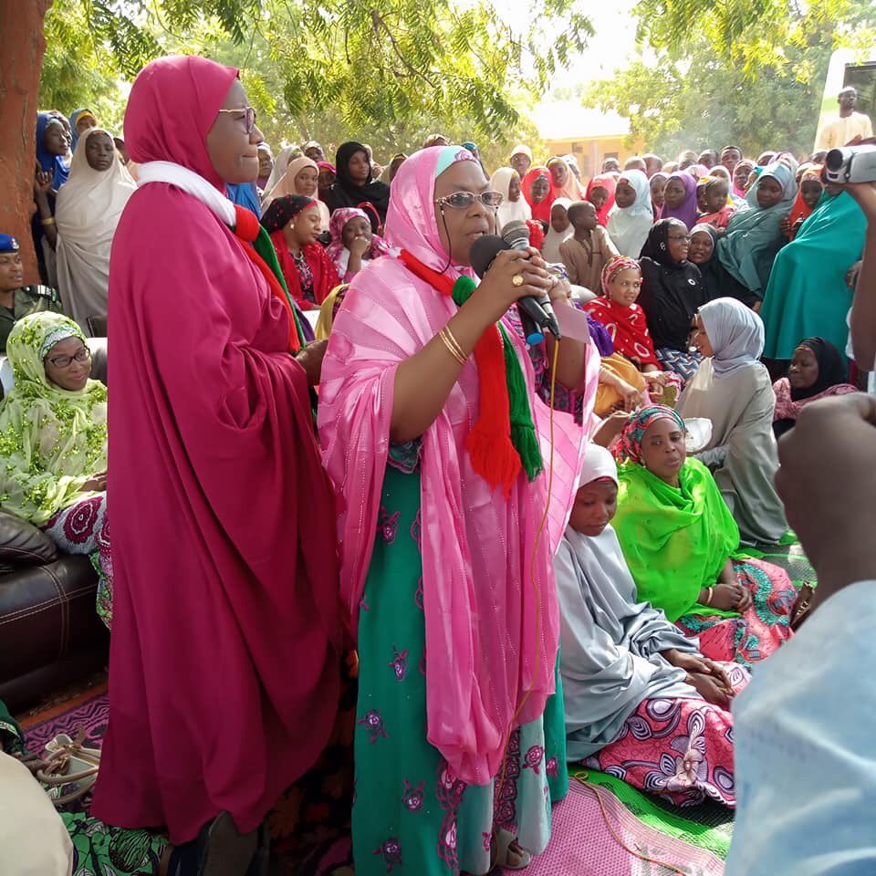 AbdulQahar_AQ's tweet photo. Uwar Gidan Gwamnan Jihar Sakkwato, Her Excellency Dr. Mariya Aminu Waziri Tambuwal dazu a garin Kebbe tareda ayarinta.

Matan Kebbe sun amshi kira.

Suma sunce #SakkawatoSaiMutawalle

#Tambuwal2019 https://t.co/ZGLWLuiydX