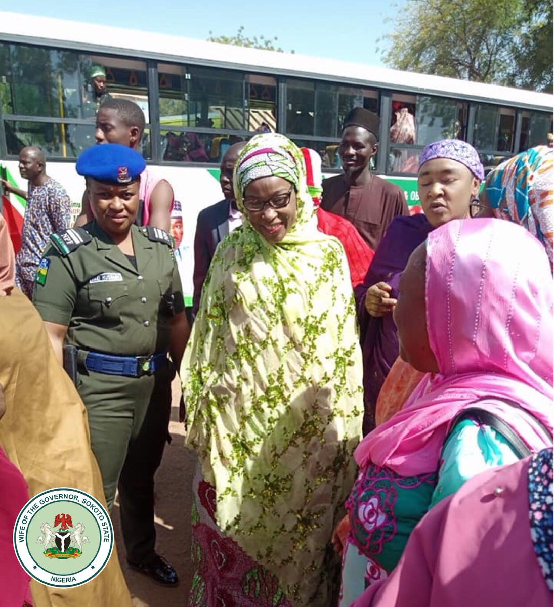 AbdulQahar_AQ's tweet photo. Uwar Gidan Gwamnan Jihar Sakkwato, Her Excellency Dr. Mariya Aminu Waziri Tambuwal dazu a garin Kebbe tareda ayarinta.

Matan Kebbe sun amshi kira.

Suma sunce #SakkawatoSaiMutawalle

#Tambuwal2019 https://t.co/ZGLWLuiydX