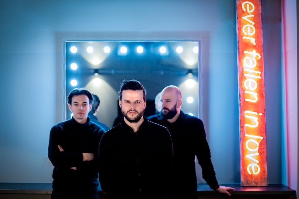 andrewbenge's tweet photo. Photographed one my fave bands in the world. Big thanks @whiteliesmusic for being lovely. @_burak for being Debbie McGee &amp; @OneBeat_PR . 😘
#whitelies #five #press #promo #magazine #shotfor #comeplaywithme #canon #canonphotography #tolosemylife #friends #rituals #bigtv #portrait https://t.co/YgfUDqWRGm