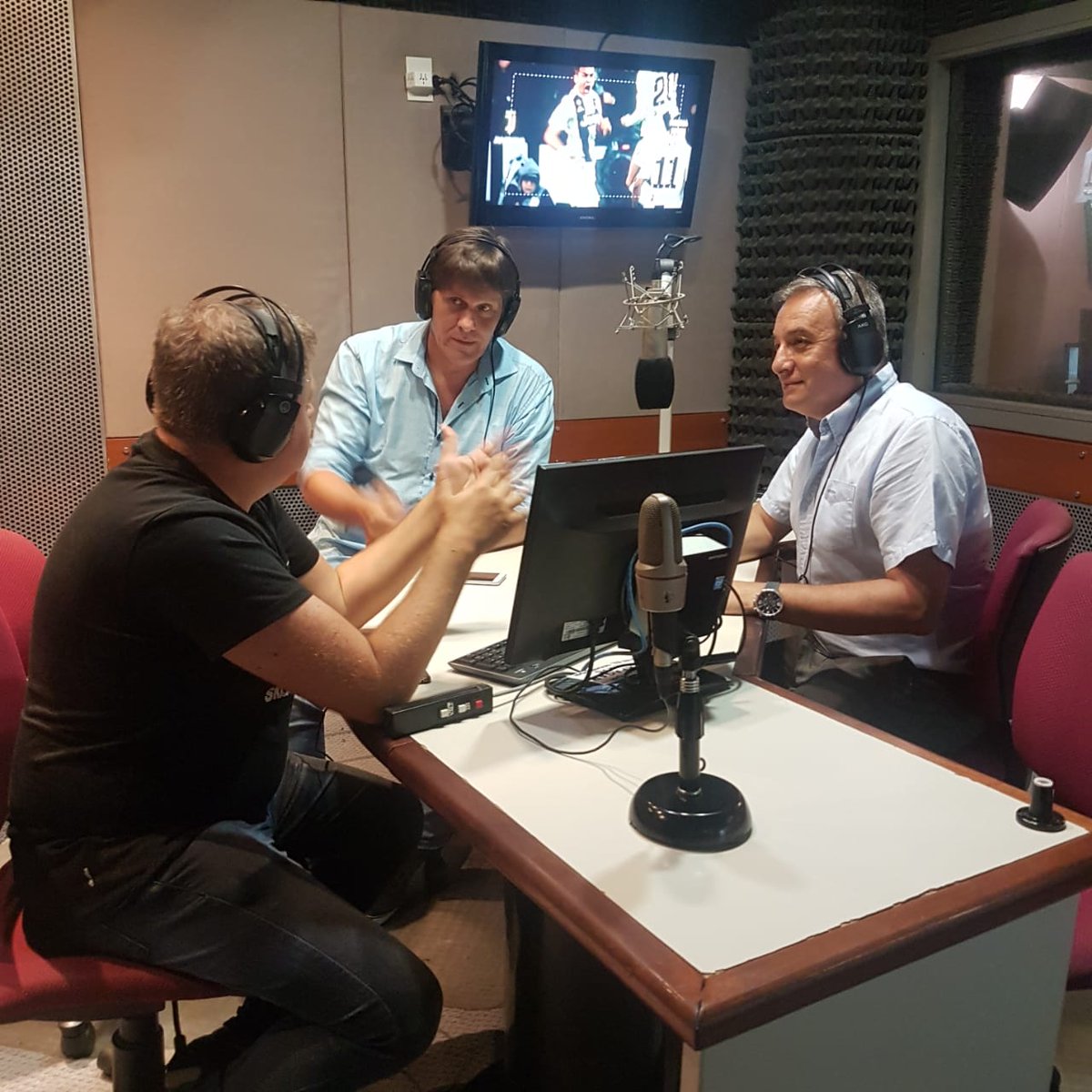 JogoBonitoMedia's tweet photo. Calentando motores...
El lunes vuelve @JogoBonito2019!!! 

Desde las 9.00hs los esperamos en la 94.7 con toda la información deportiva y más https://t.co/WHcT1kG2UO