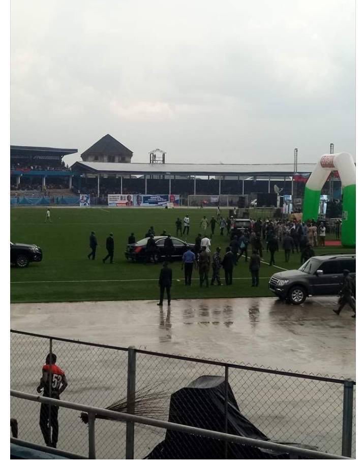 TrueNaijaGuy's tweet photo. This is Aba
This is Enyimba International Stadium
This is @MBuhari and a few of his co travellers
This is the Emptiest stadium I've ever seen since I started watching presidential campaigns
I trust ndi Aba, they promised to fall his hand and they just did
Vote @atiku
#LGNWA https://t.co/4cCCB2M7dA
